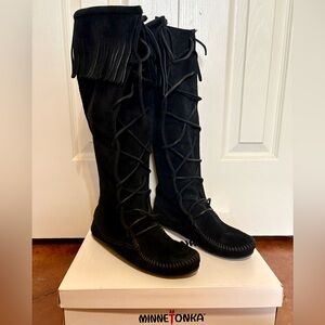 Minnetonka Black Lace Up Boots. Size 7